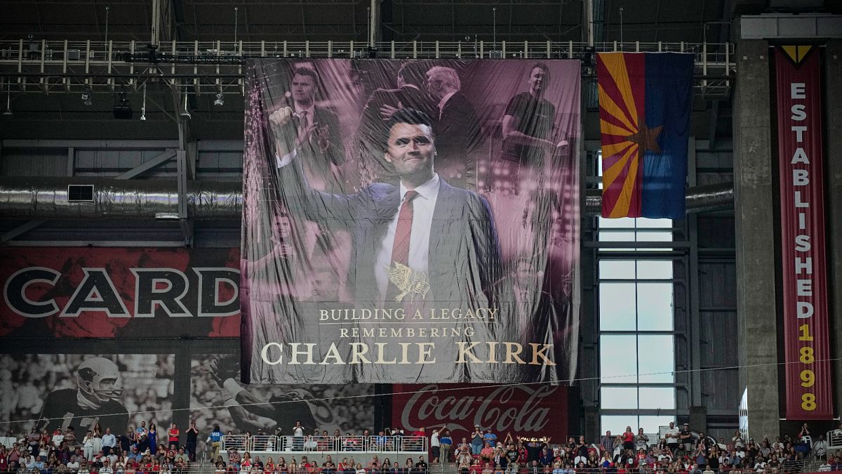 Trump chega a funeral de Charlie Kirk com milhares