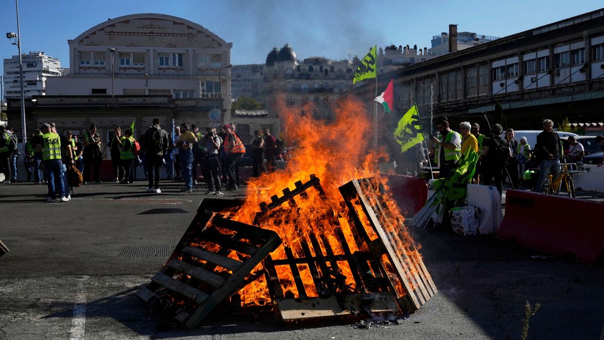 França tem protestos e greves contra cortes no orçamento