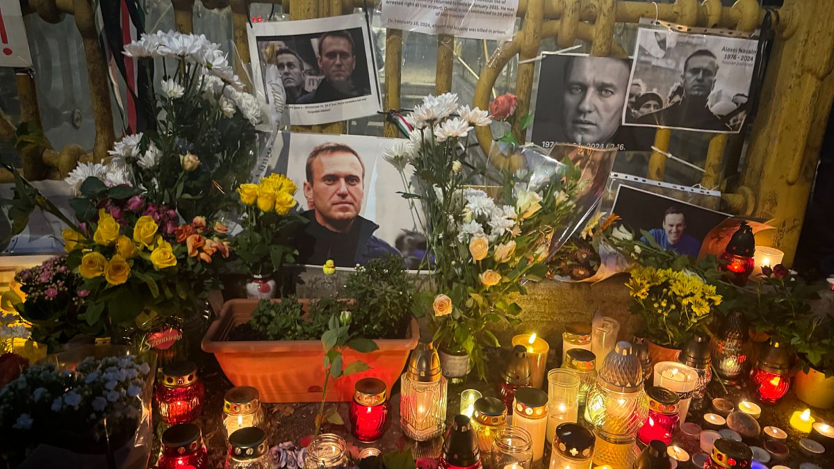 Memorial de Navalny em Budapeste é recriado após remoção