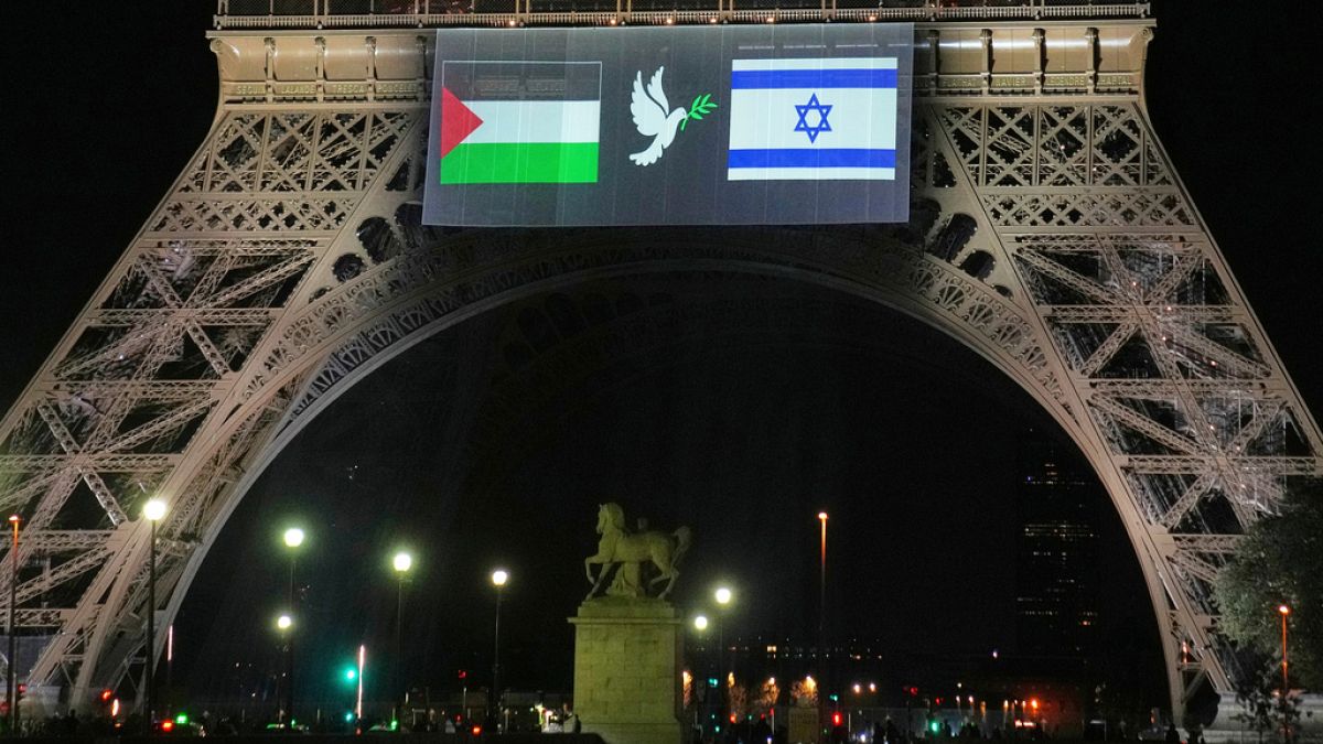Torre Eiffel exibe bandeiras de Palestina e Israel
