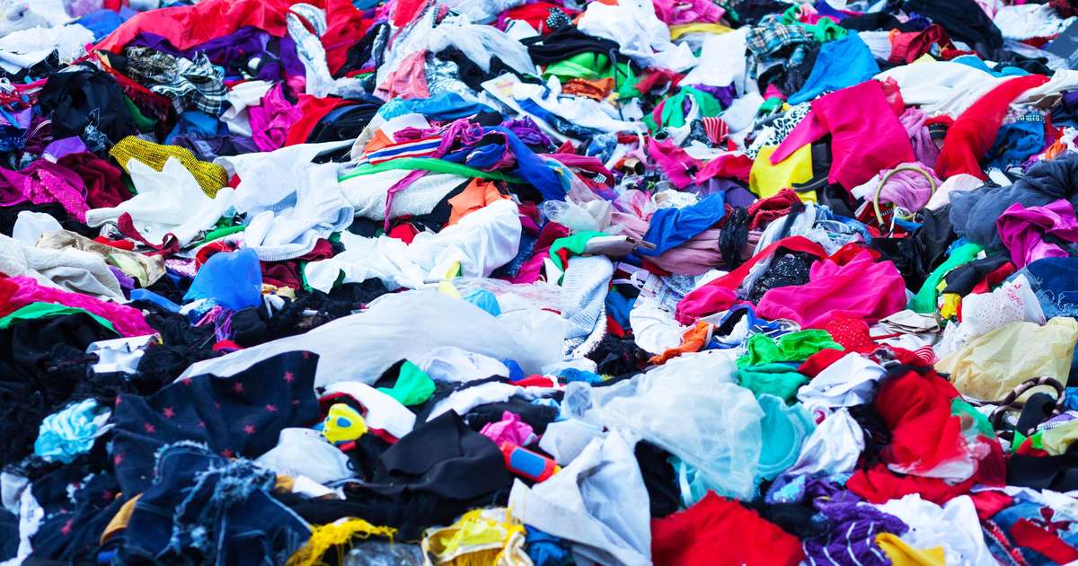 Entenda por que o descarte errado de roupas e o acúmulo de