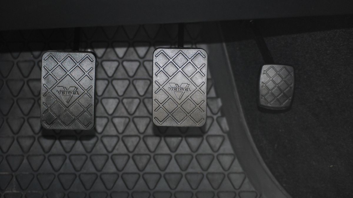 Dirigir de chinelo: qual calçado usar sem multa