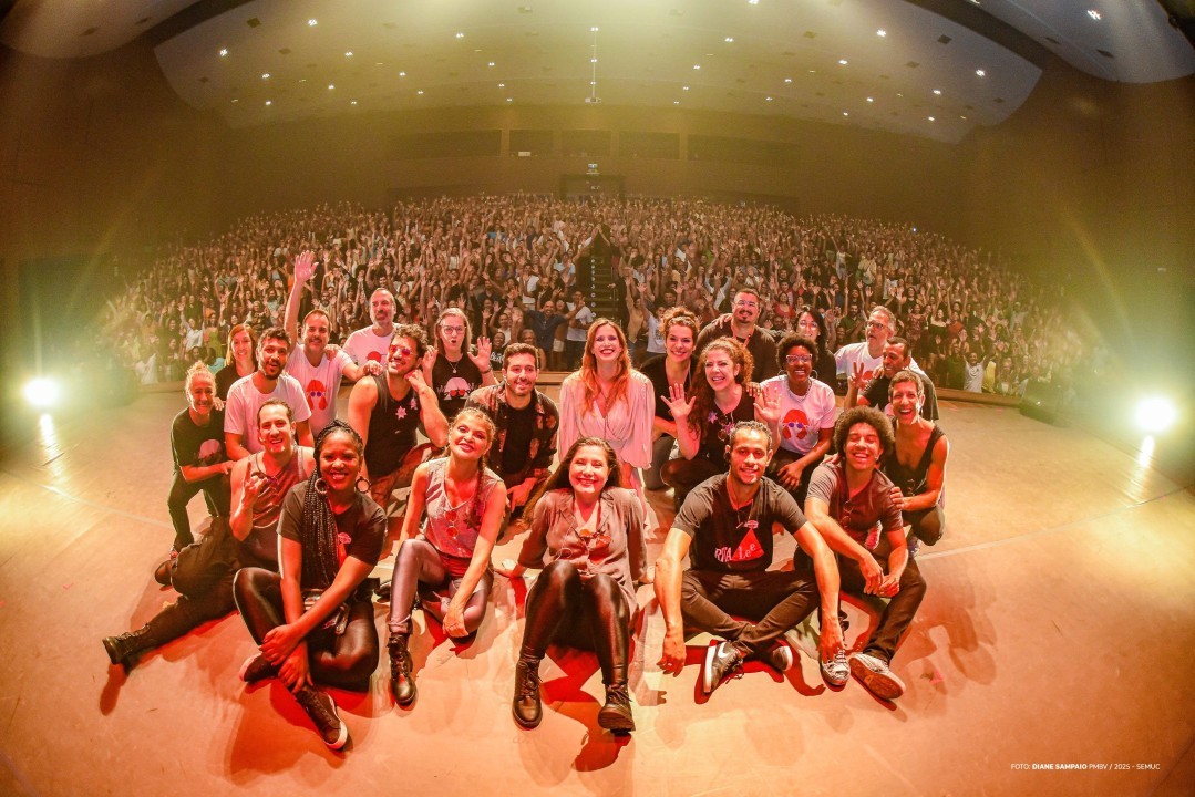 Espetáculo em homenagem à Rita Lee lota Teatro Municipal na