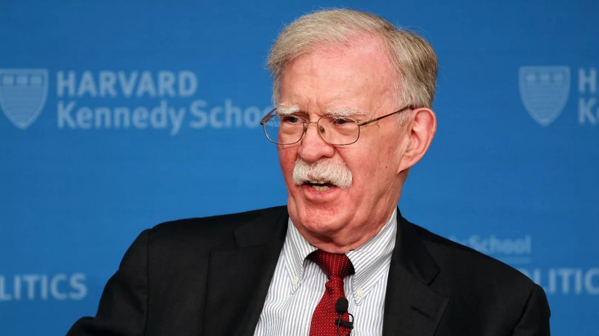 Ex-conselheiro John Bolton é acusado criminalmente