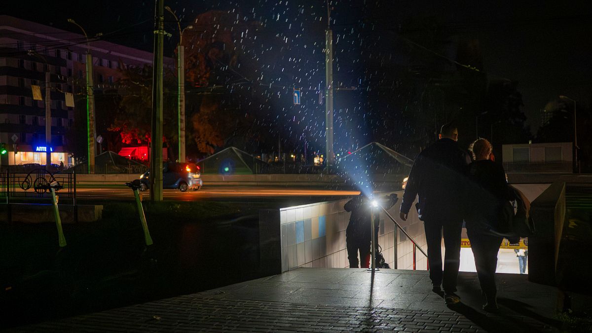 Ataques russos causam apagões na Ucrânia; Zelensky pede ajuda a Trump