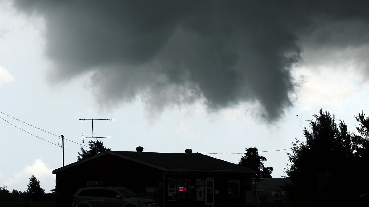 Tornado em subúrbios de Paris deixa um morto