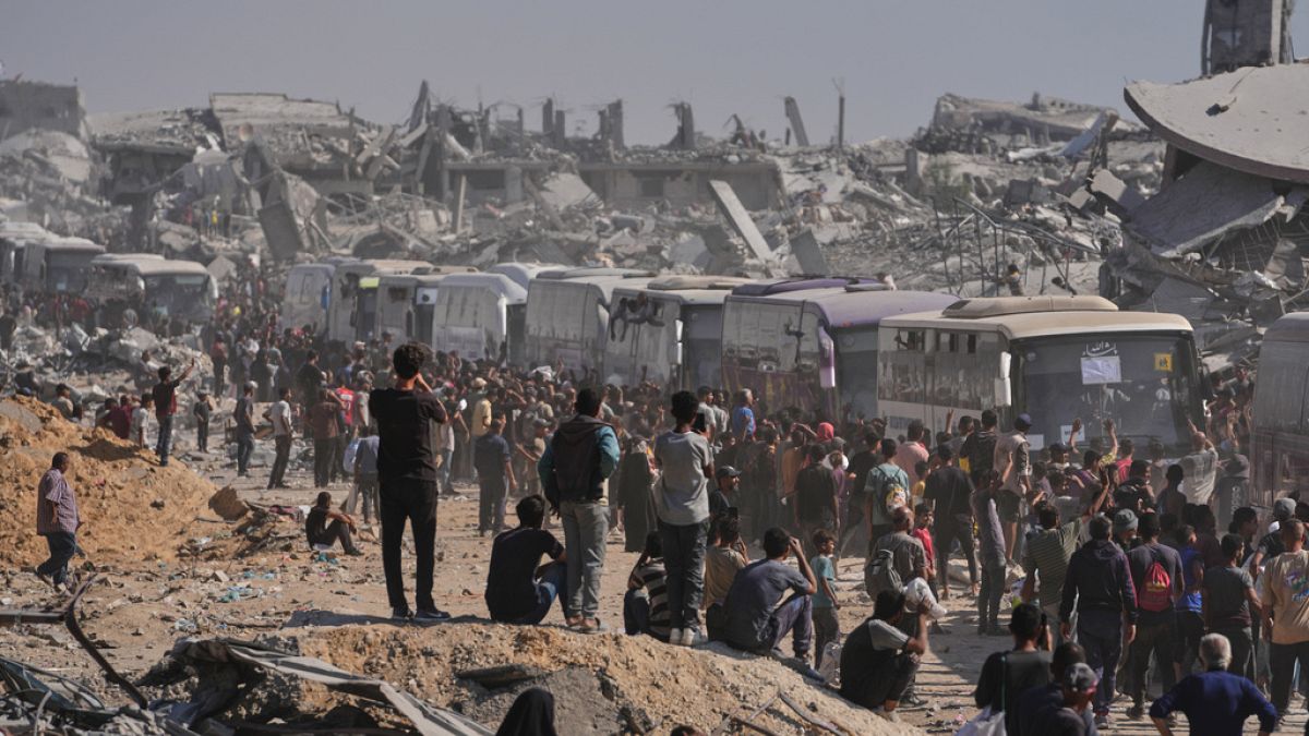 Hamas entrega 4 corpos de reféns, Israel barra ajuda em Rafah