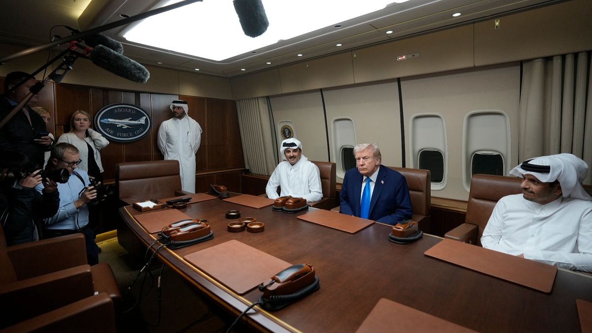 Trump faz parada no Qatar para reunião com Emir a caminho da Ásia