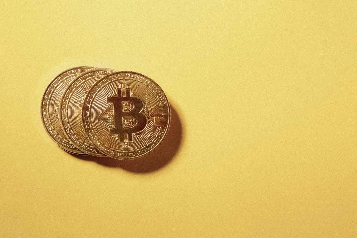 Bitcoin se acalma, mas mercado ainda pisa em ovos