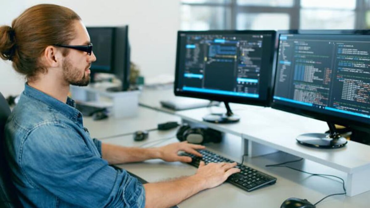 Brasileiros ganham até 4x mais como devs fora, EUA tem 85% das vagas