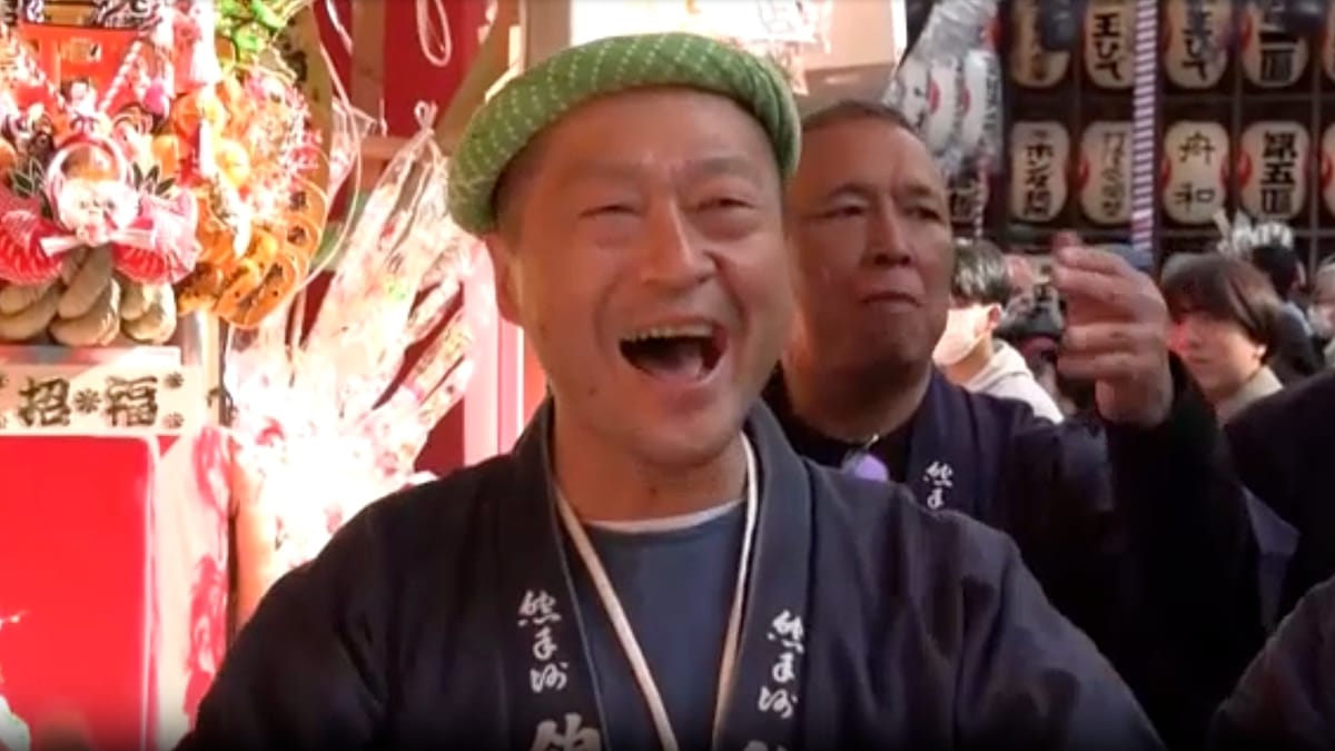 Festival Tori-no-ichi atrai visitantes ao santuário Ootori em Tóquio