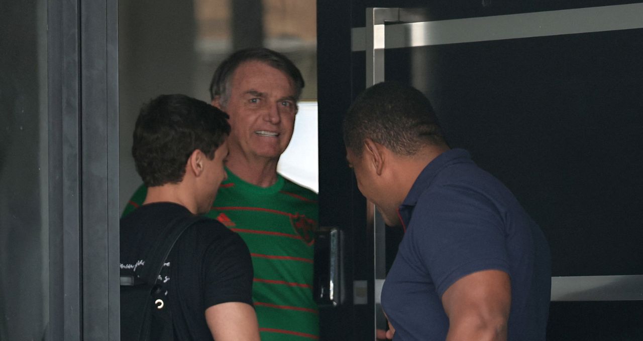 Bolsonaro preso pela PF; Moraes aponta risco de fuga