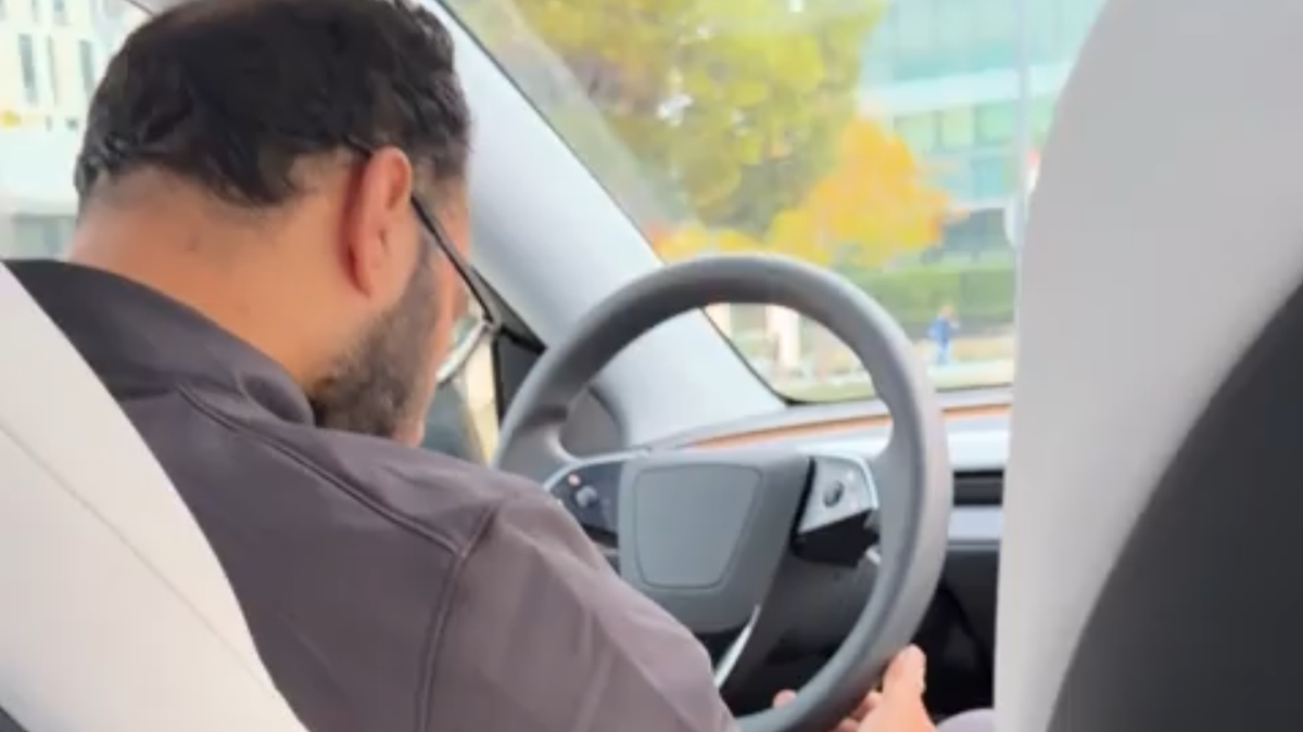 Motorista dorme em Tesla com passageiro ao lado