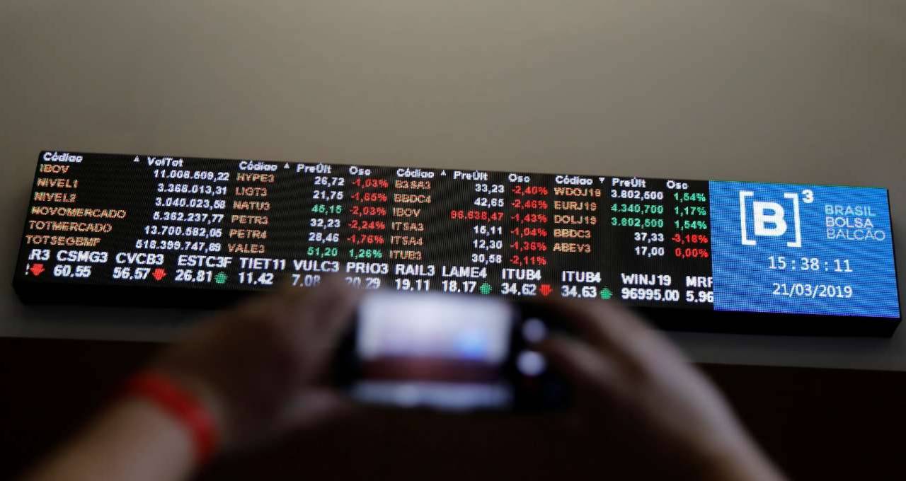 Ibovespa, IDIV e IFIX batem recordes nominais, mas dólar tem espaço