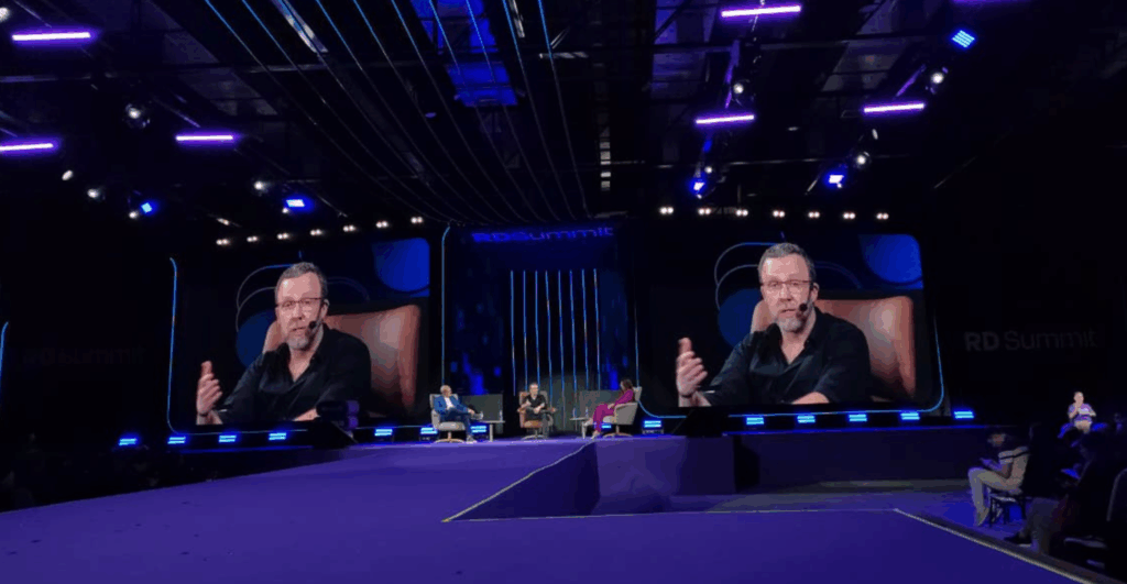 RD Summit 2025: CEO da TOTVS e diretor da AWS debatem IA no Brasil