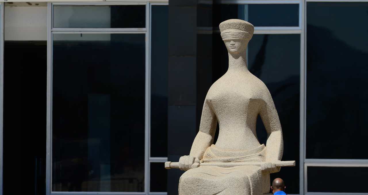 Damares apresenta projetos que questionam autonomia do STF