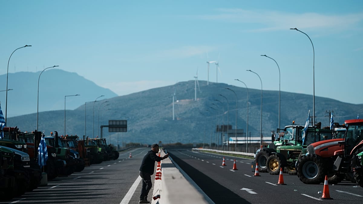 Agricultores gregos protestam. Governo limita apoios