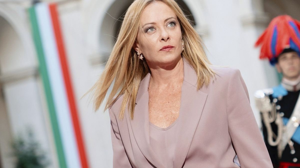 Meloni pede à UE responsabilidade pela defesa em encontro da direita