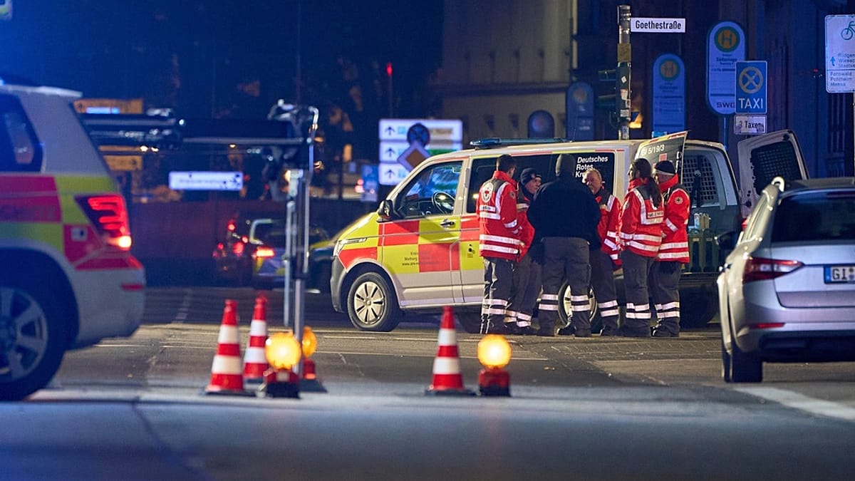 Três feridos após carro bater em parada de ônibus na Alemanha