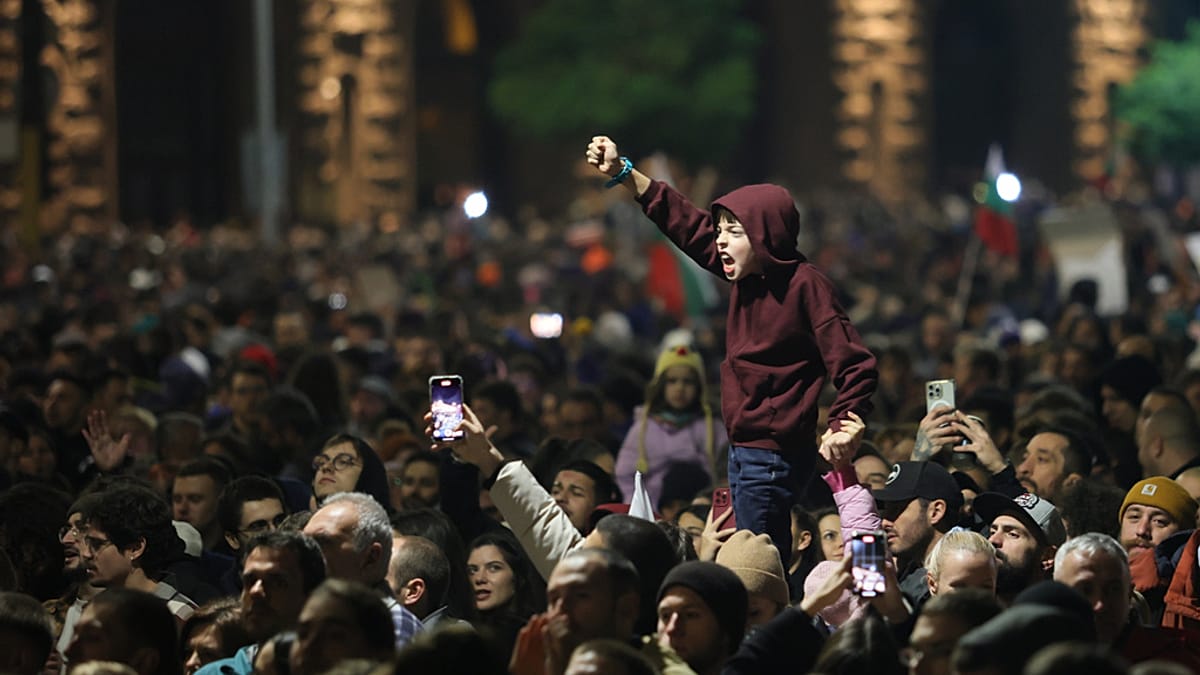 Protesto em Sófia vira violência contra orçamento de 2026