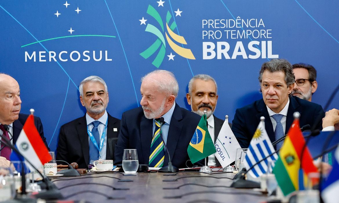 Lula espera acordo Mercosul-UE em janeiro e alerta sobre Venezuela