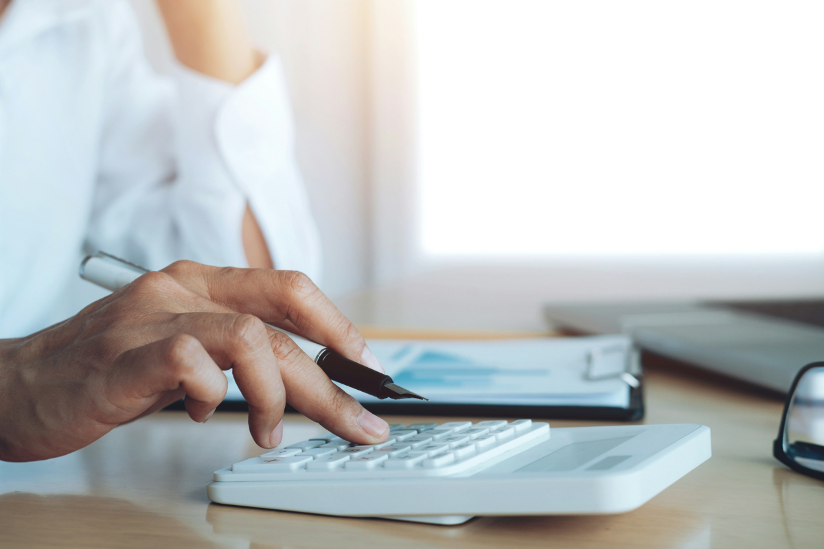 Como calcular ROI em clínicas com exemplos práticos