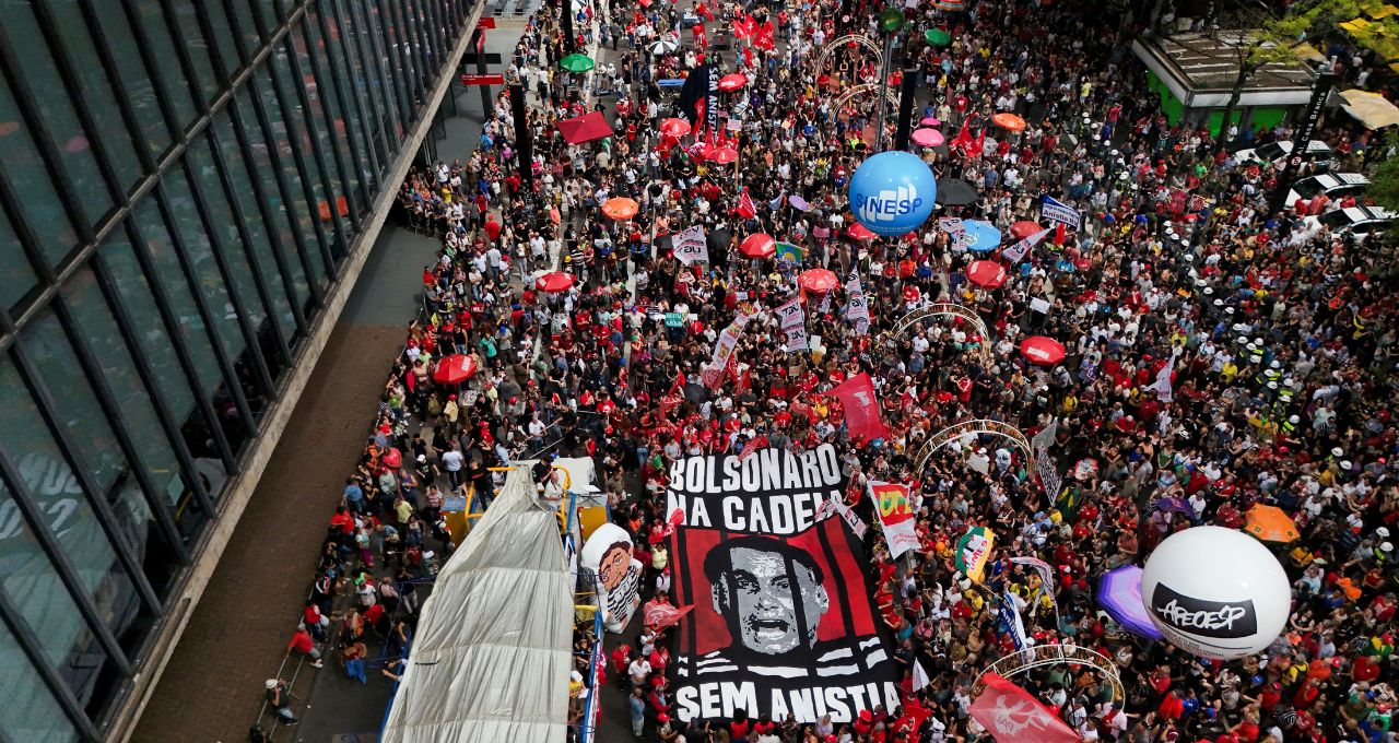 Manifestantes protestam contra PL da Dosimetria em capitais
