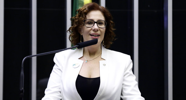 Carla Zambelli renuncia ao mandato; suplente assume na Câmara