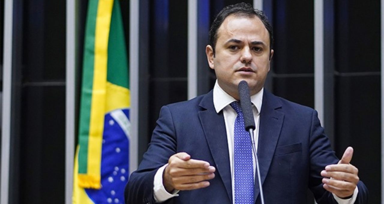 Deputado é retirado à força da Câmara; imprensa é impedida