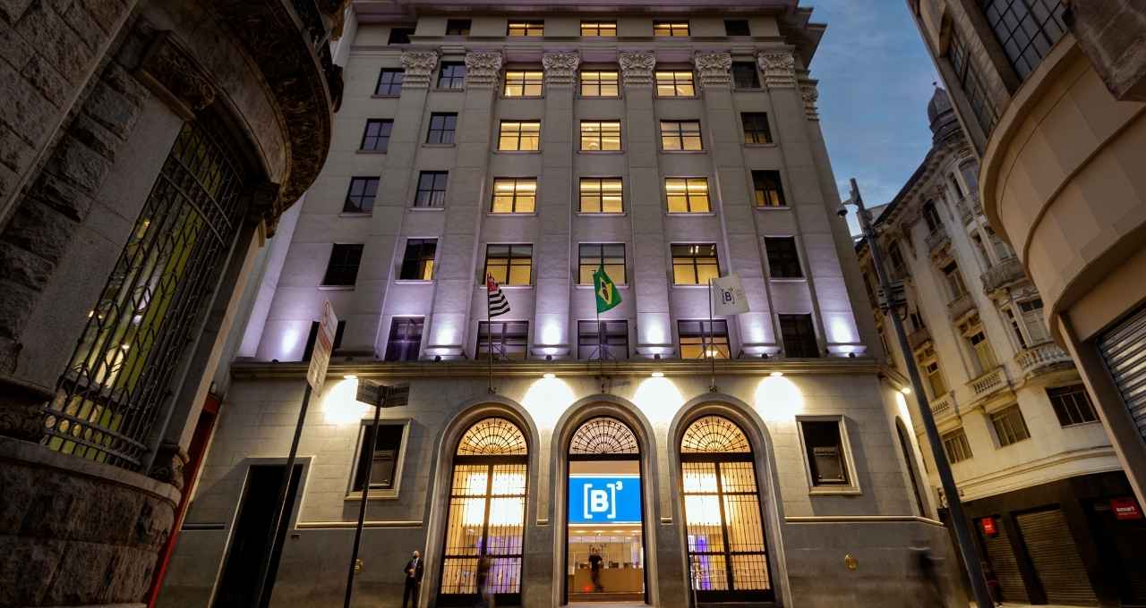 B3 aprova recompra de ações, equity swap e projeções para 2026