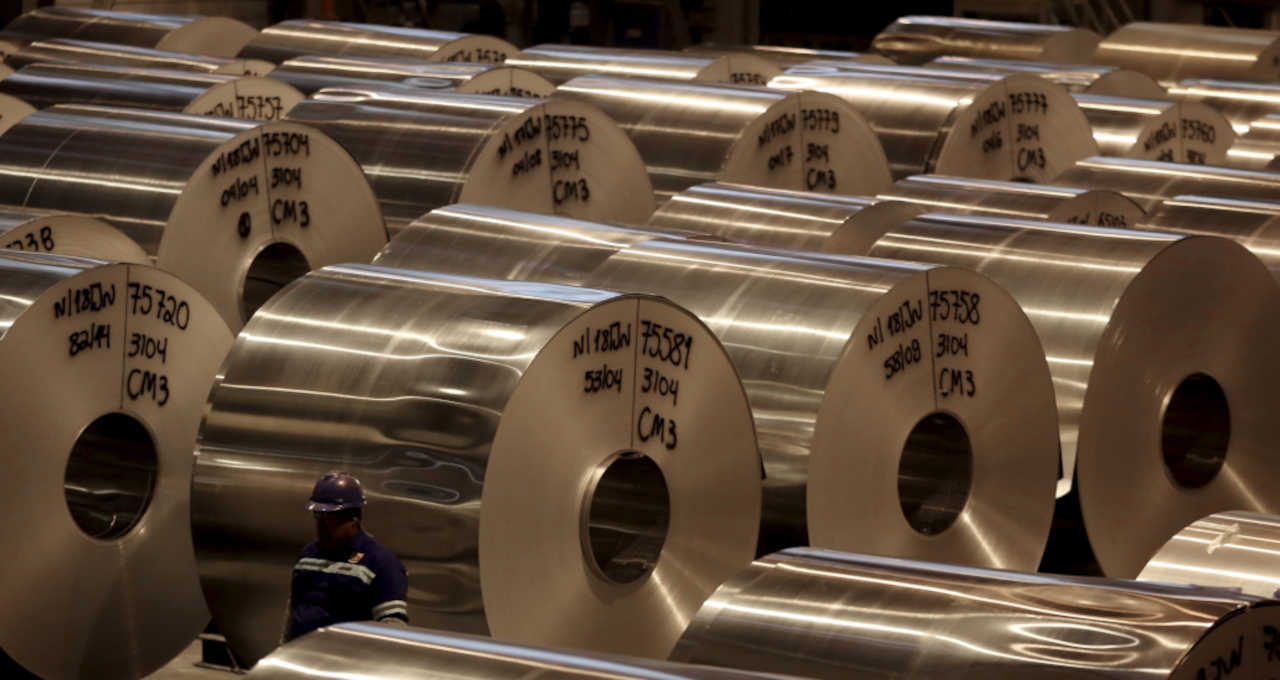 Tarifas pesam e indústria brasileira contrai pelo 7º mês seguido em