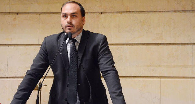 Carlos se reúne com Tarcísio com aval de Bolsonaro