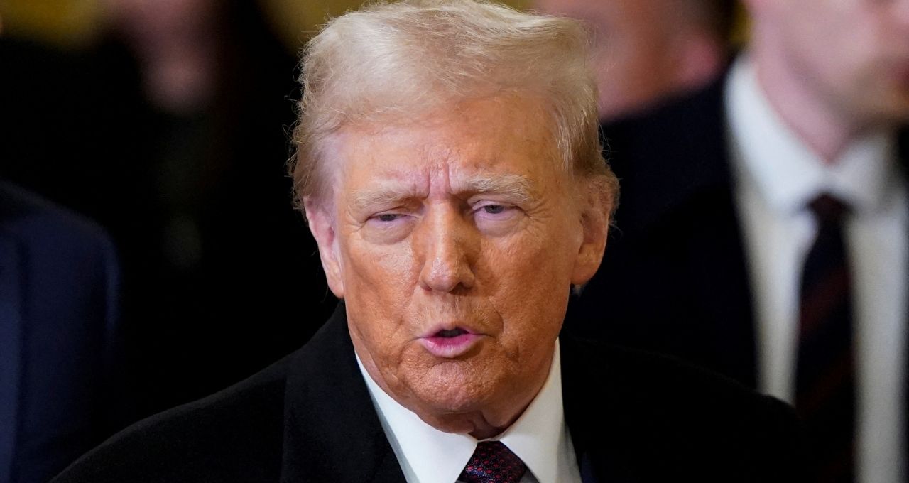 Trump impõe tarifa de 25% a países que negociam com Irã; Brasil na