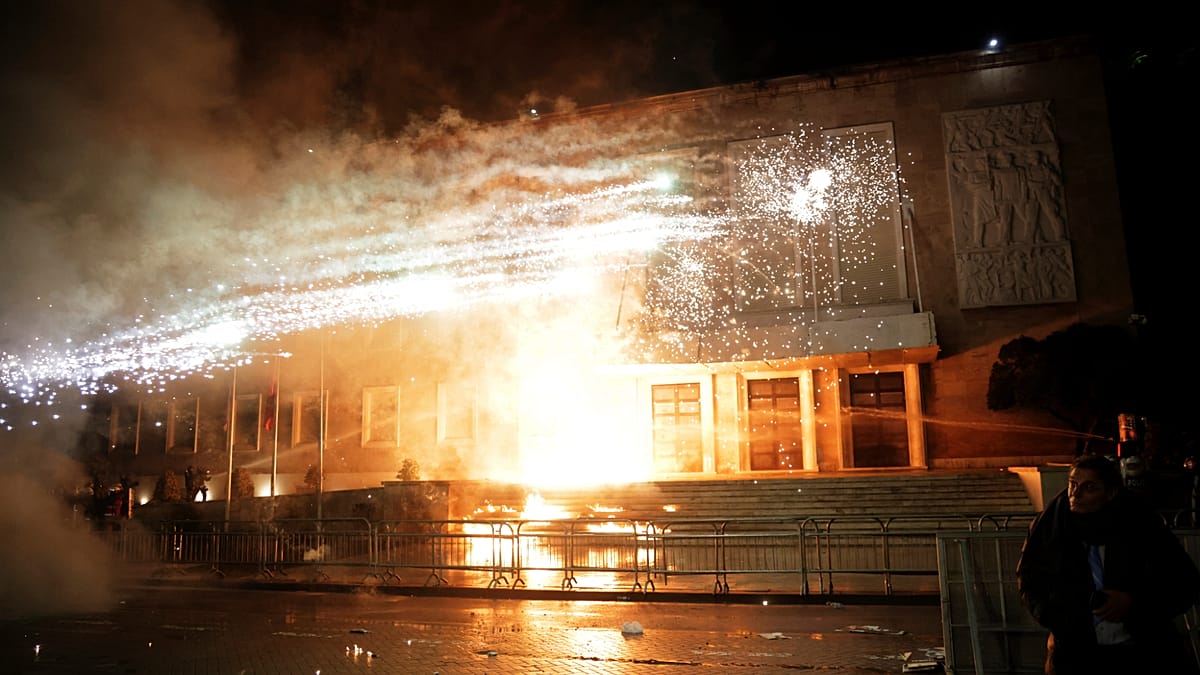 Protesto antigovernamental na Albânia termina em violência
