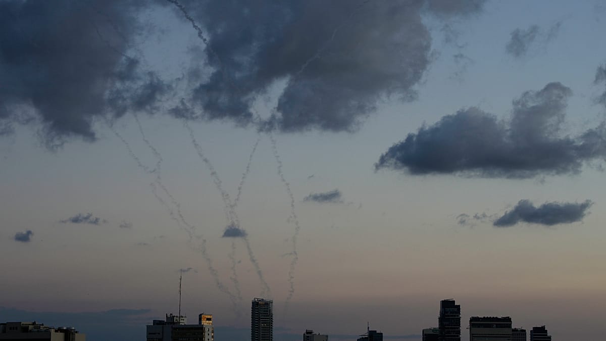 Israel intercepta mísseis e explosões iluminam Telavive