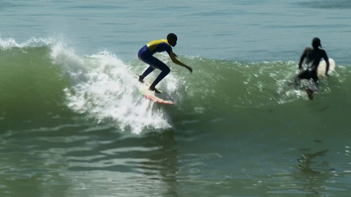 Escola de surf em Dakar ajuda meninas a voltar aos estudos