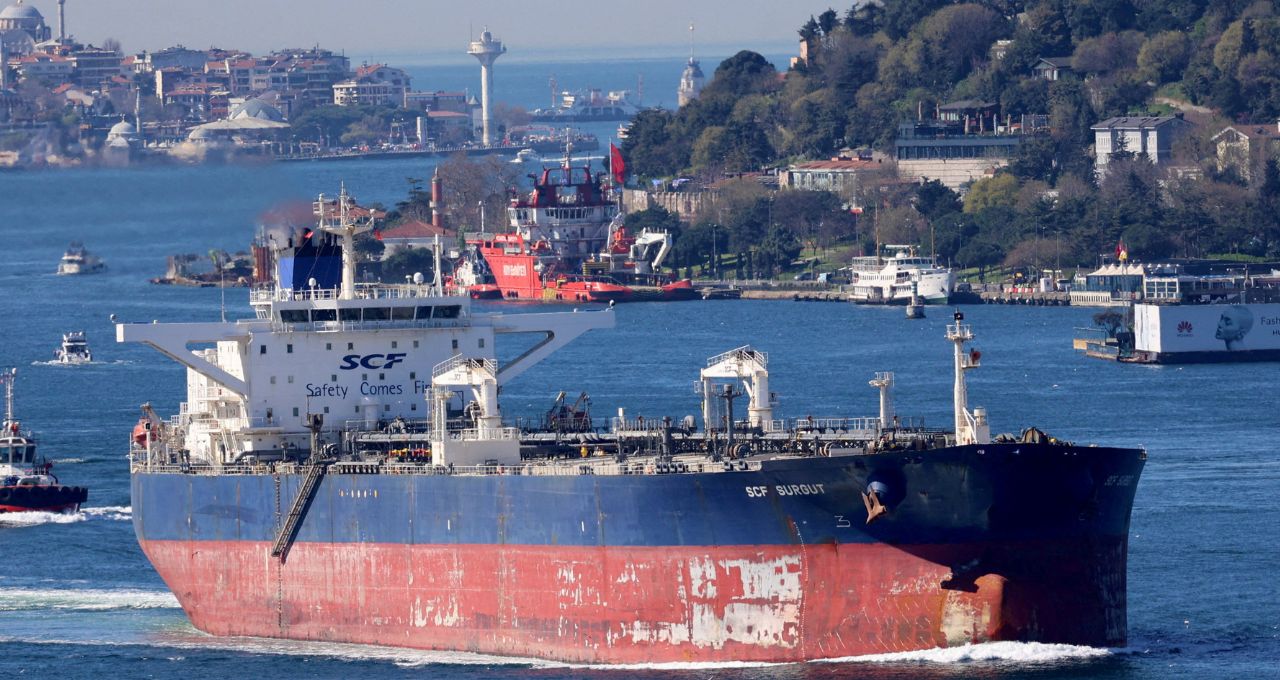 Irã fecha Ormuz em negociação com EUA; petróleo cai 1%