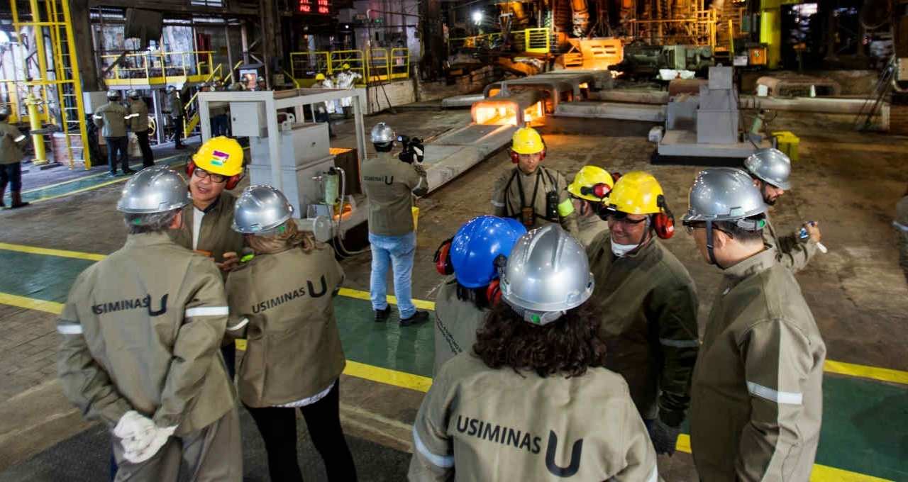 Usiminas (USIM5) lucra R$ 129 milhões no 4T25, acima do esperado