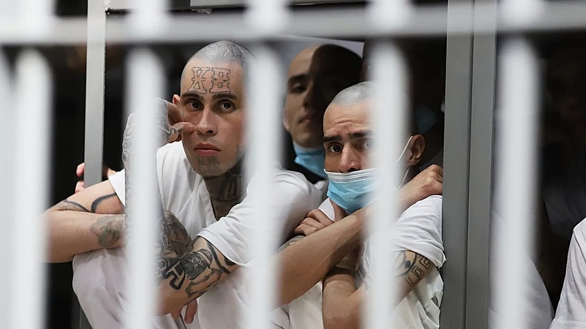 El Salvador aprova prisão perpétua para assassinos e estupradores