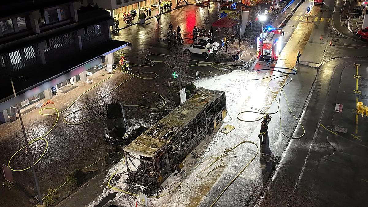 Suíça: flores homenageiam vítimas de incêndio em ônibus