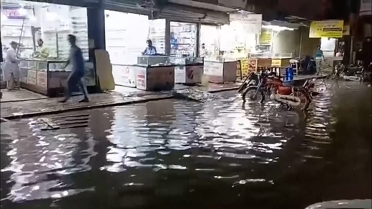 Temporal em Karachi mata 16 e causa destruição no Paquistão