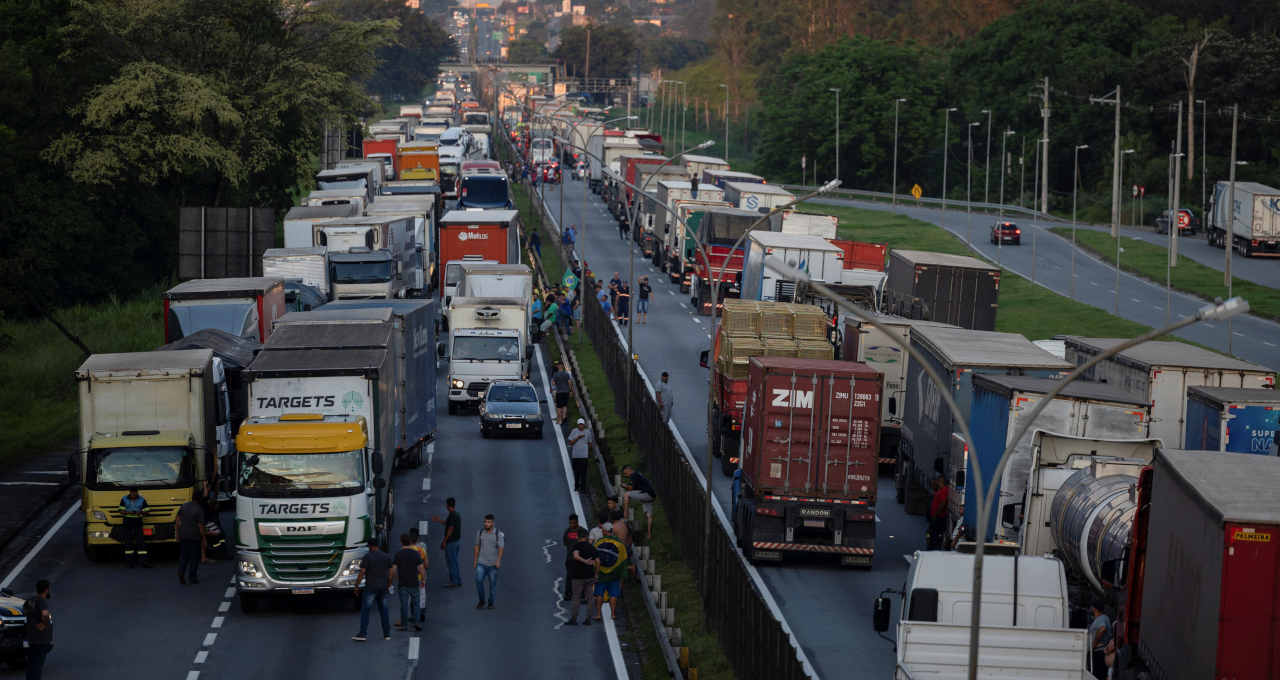 Caminhoneiros desistem de greve após medidas do governo