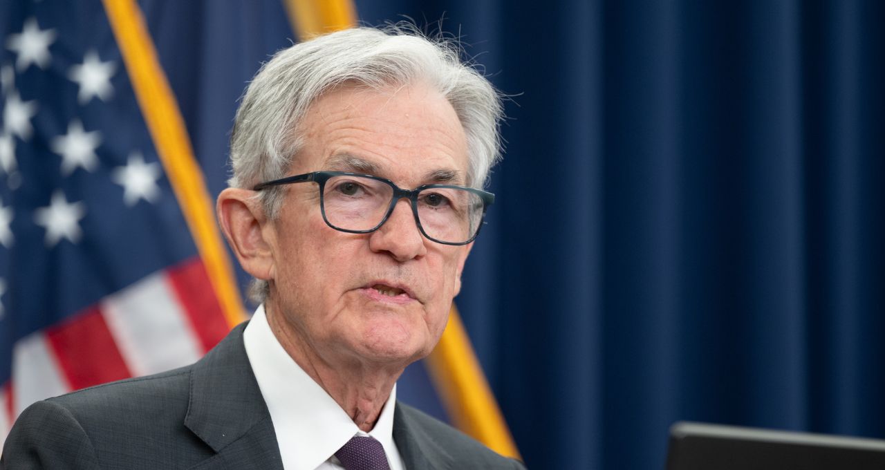 Powell elogia Volcker por resistir a pressões políticas