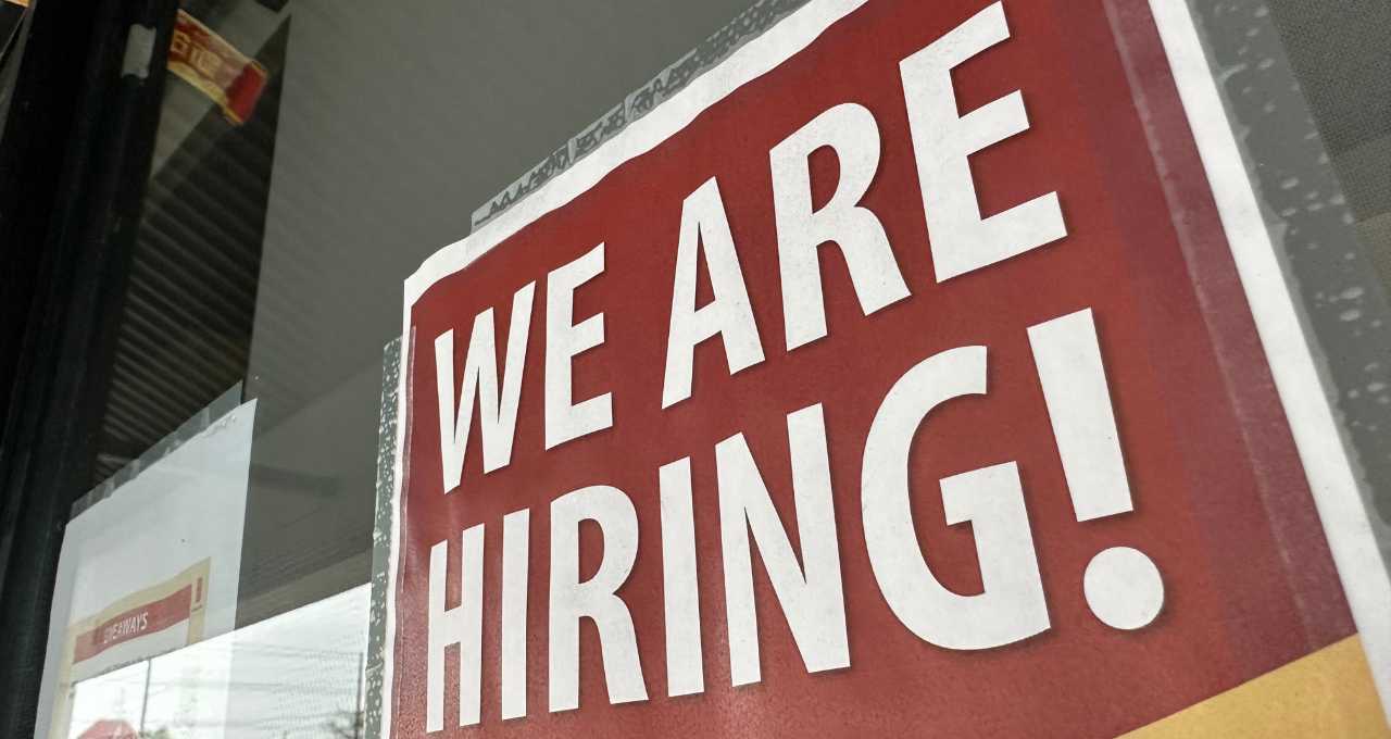 Vagas nos EUA sobem 396 mil em janeiro, mas contratações são tímidas