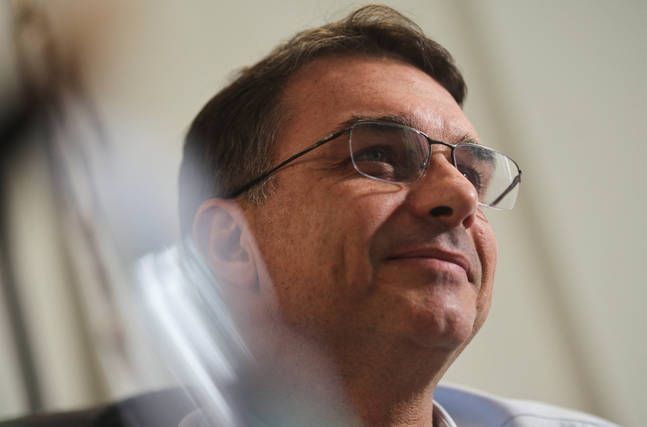 Flávio Bolsonaro faz duas cirurgias nos olhos em Brasília
