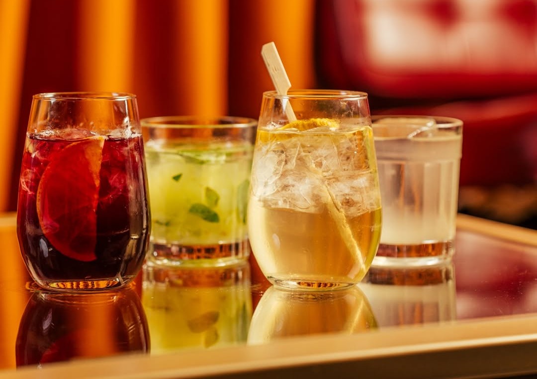 Vendas em bares e restaurantes recuam em março, mas avançam no trimestre