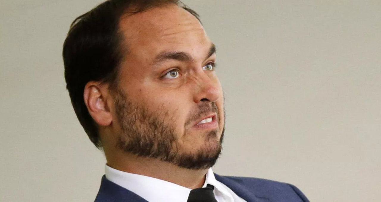 Carlos Bolsonaro reclama de dividir visitas ao pai com irmãos