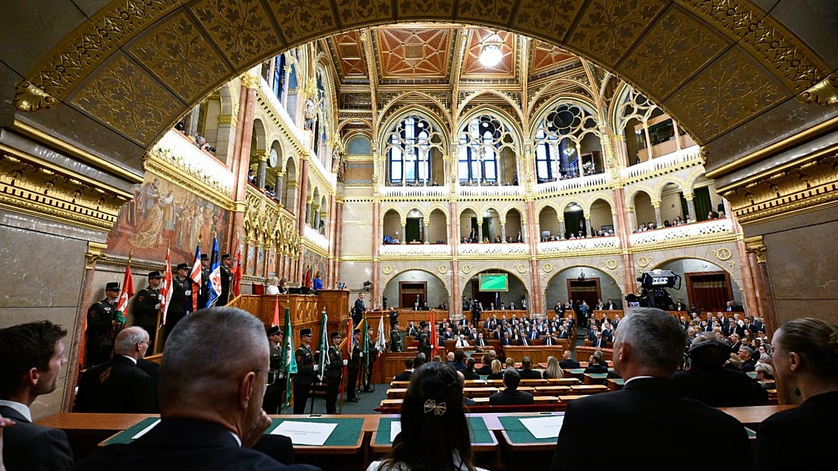 Novo governo húngaro Péter Magyar toma posse