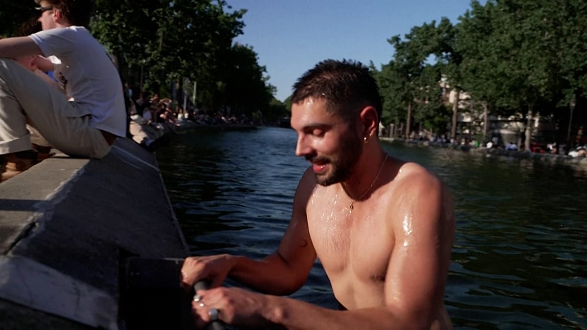 Onda de calor em Paris leva a banhos ilegais no Sena