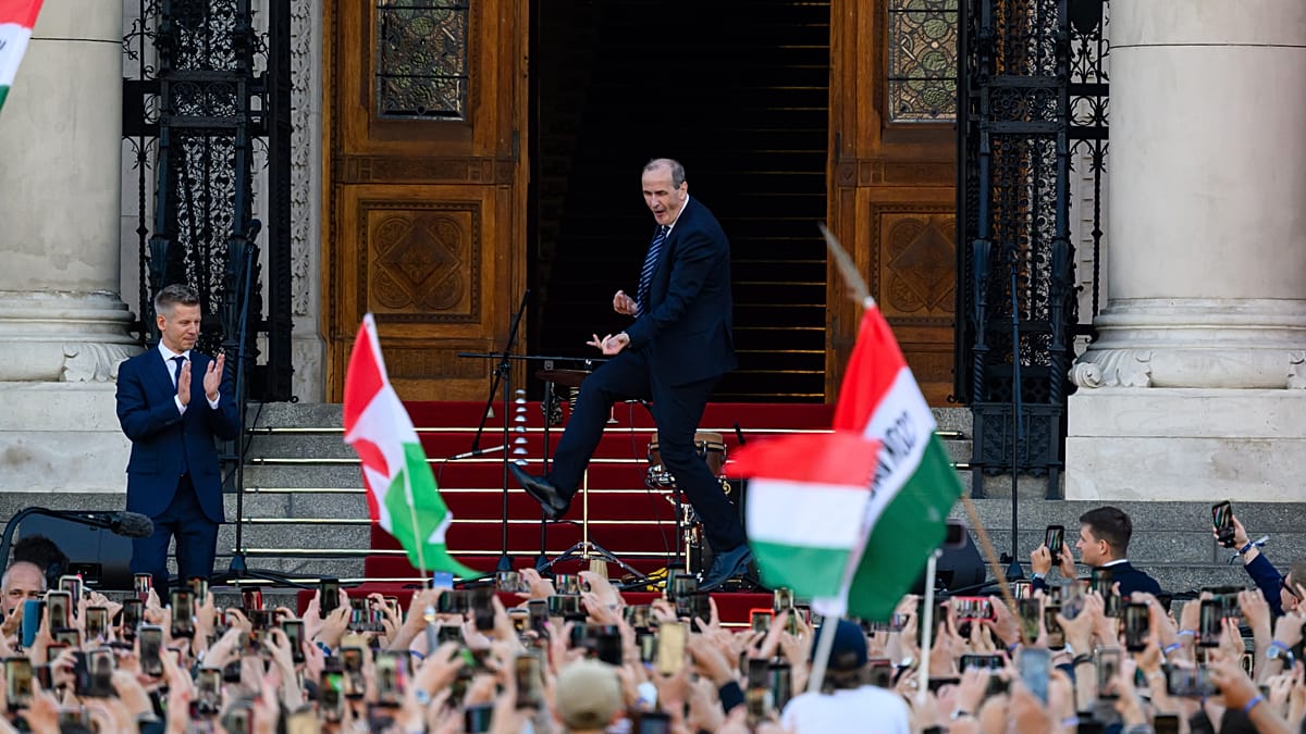 Zsolt Hegedűs dança em festa de Magyar no Parlamento